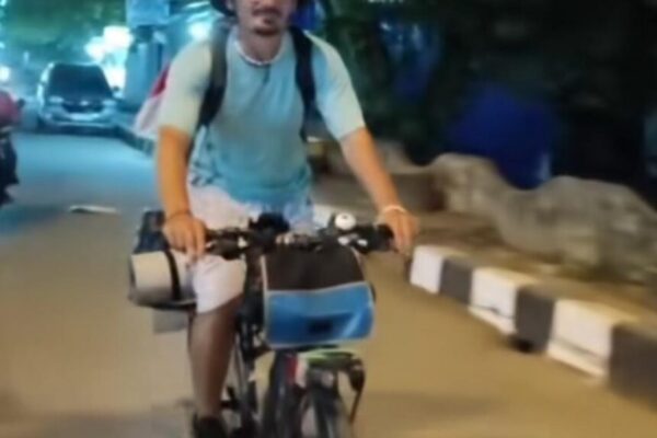Ceki mbërrin në Indonezi, një vit pasi u nis me biçikletë